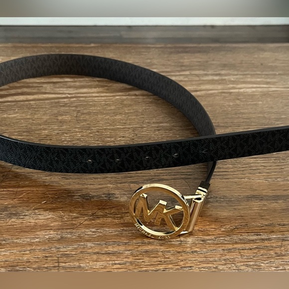 MICHAEL KORS
Reversible Logo with Logo Buckle Belt - Picture 5 of 5
